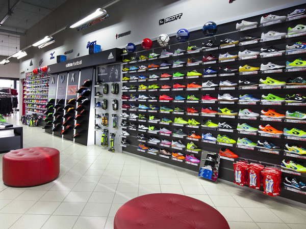 meubles-boutique-sports-chaussures-ballons